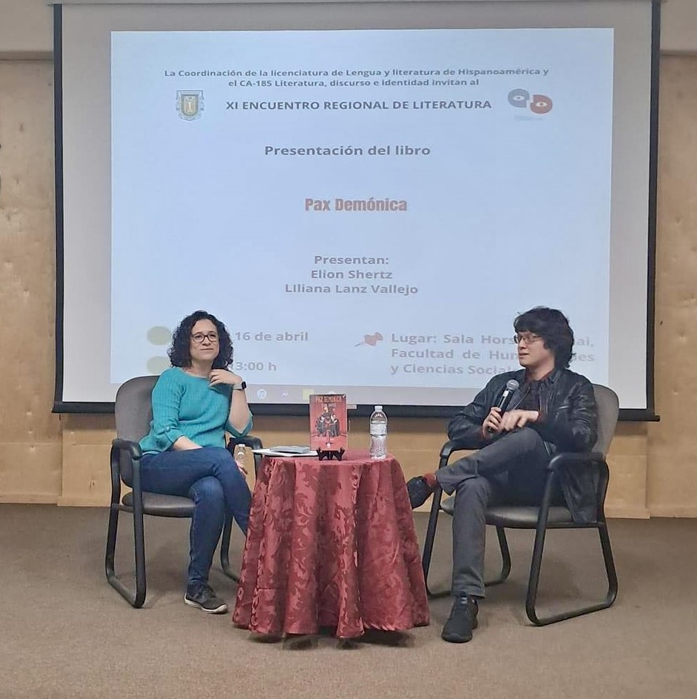 Elion Shertz en compañía de Liliana Lanz en la presentación de su libro.